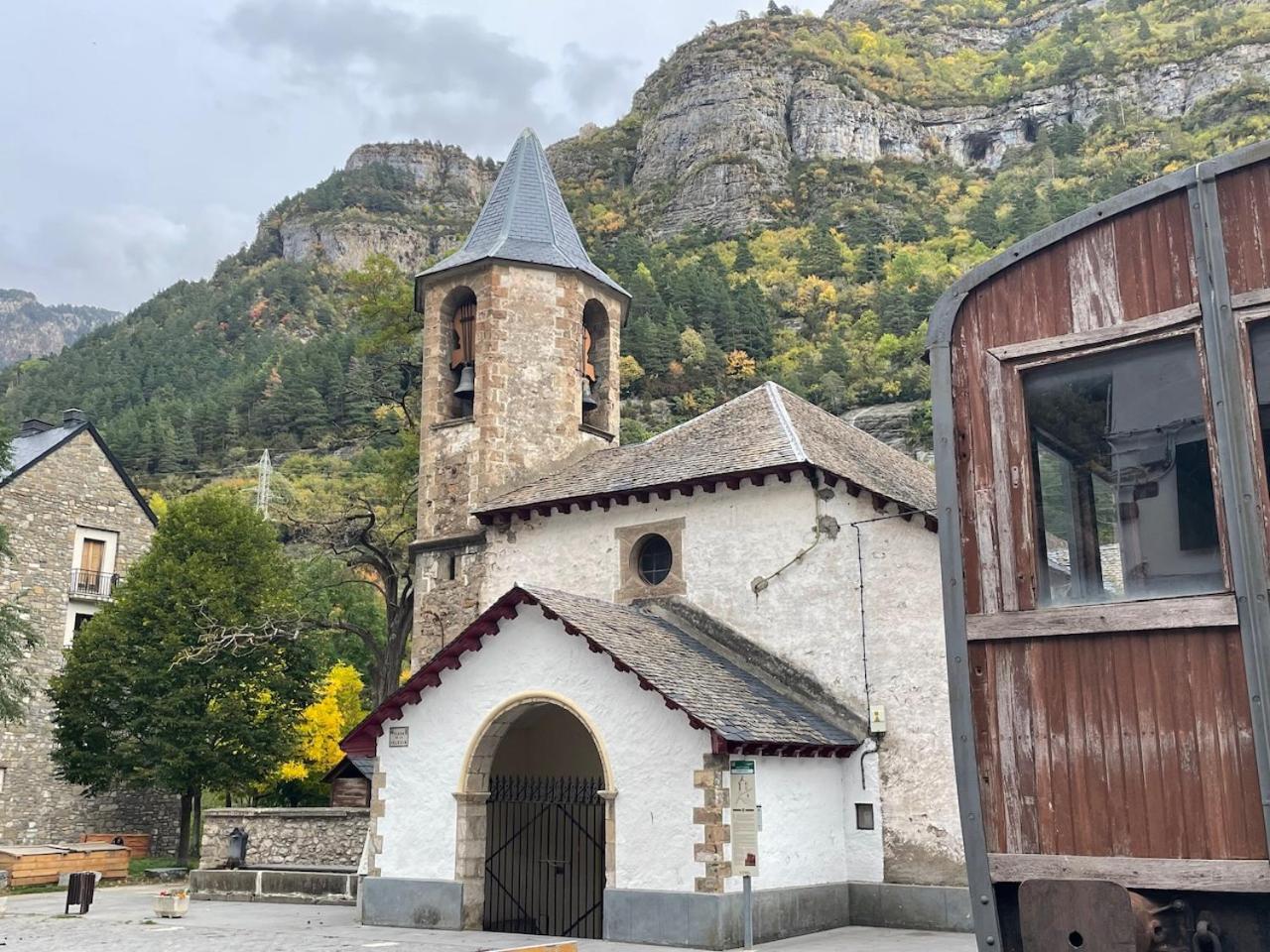 Calmfranc Atico Abuhardillado Con Vistas Al Rio Y La Montana Avistamiento De Ciervos En Canfranc Pueblo Exterior photo
