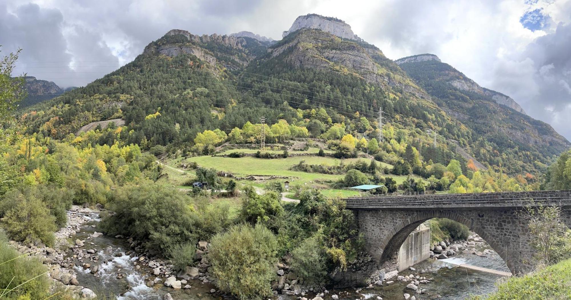 Calmfranc Atico Abuhardillado Con Vistas Al Rio Y La Montana Avistamiento De Ciervos En Canfranc Pueblo Exterior photo