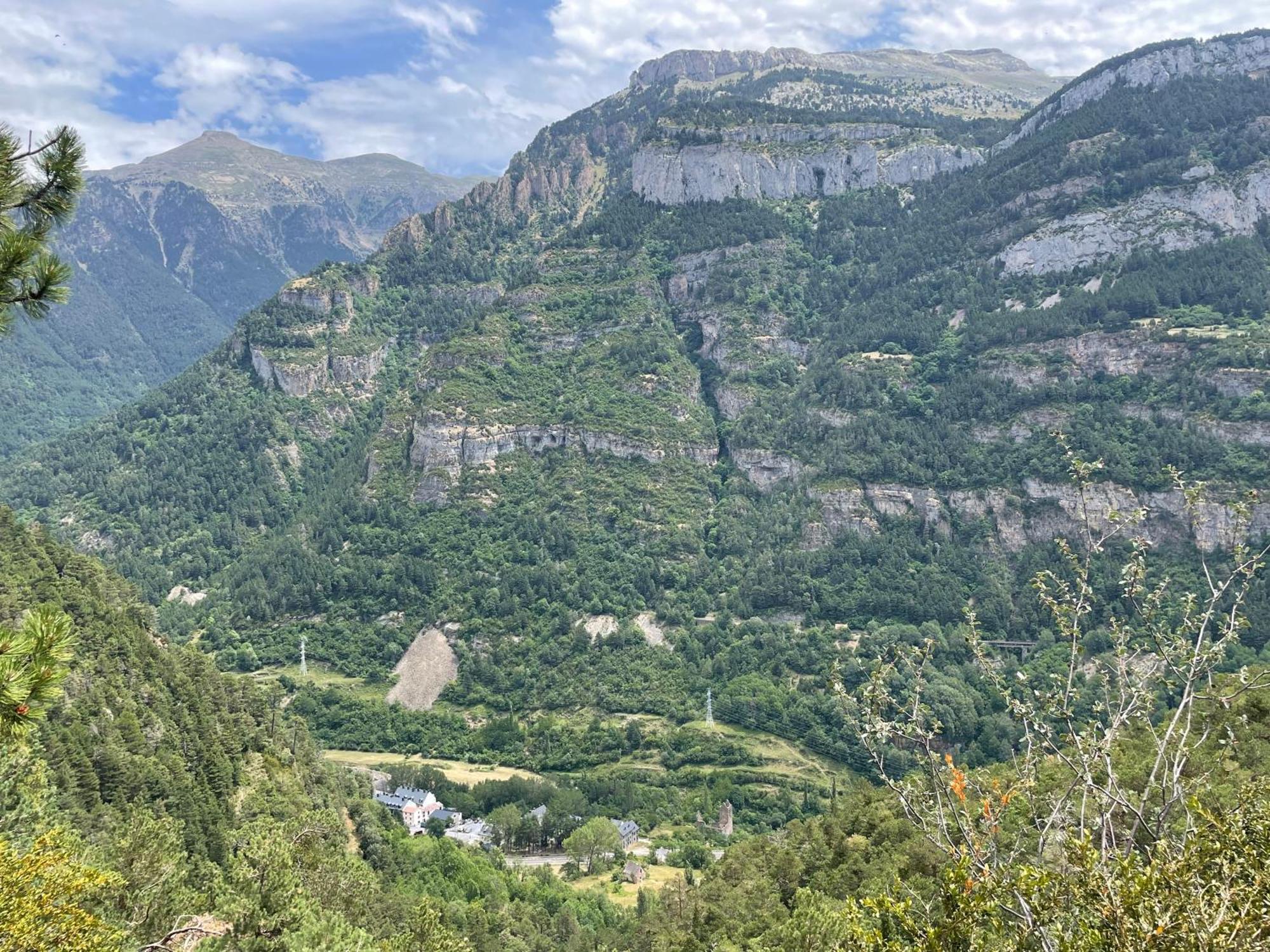 Calmfranc Atico Abuhardillado Con Vistas Al Rio Y La Montana Avistamiento De Ciervos En Canfranc Pueblo Exterior photo
